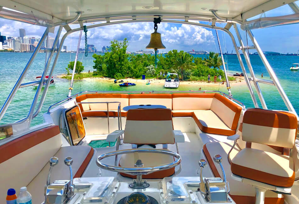 60 Ft Hatteras Luxury Yacht 